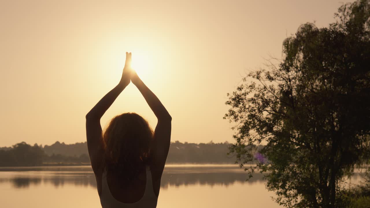 保持和谐与宁静:户外早晨瑜伽练习，帮助你感到内心的平衡和放松。视频下载