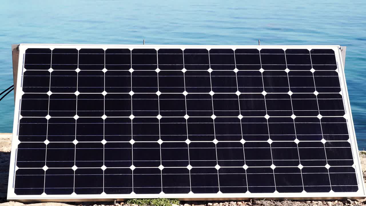海边户外的太阳能电池板视频下载
