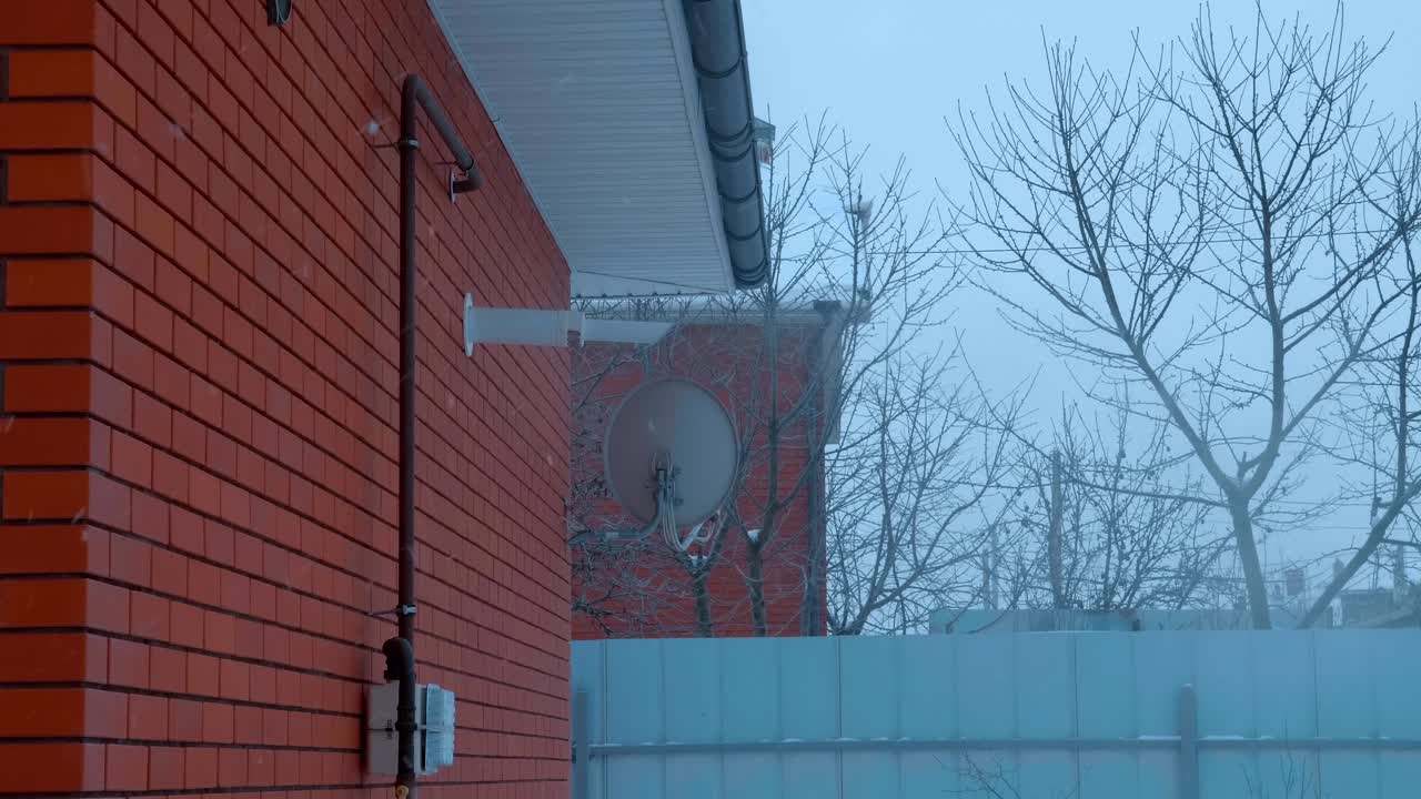 在下雪的冬天，蒸汽从燃气锅炉的同轴管中出来视频下载