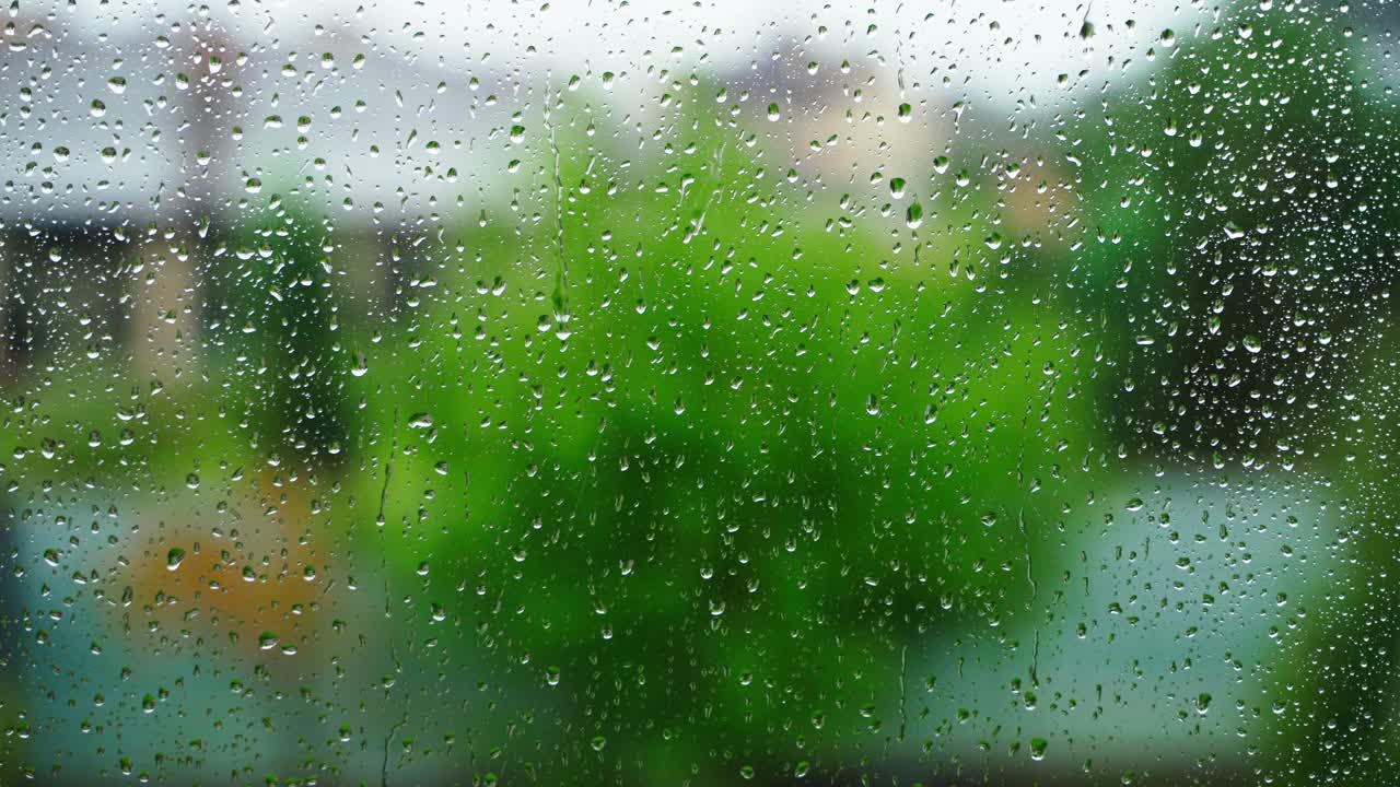 阴雨天的背景窗。水珠顺着玻璃杯流下来视频下载