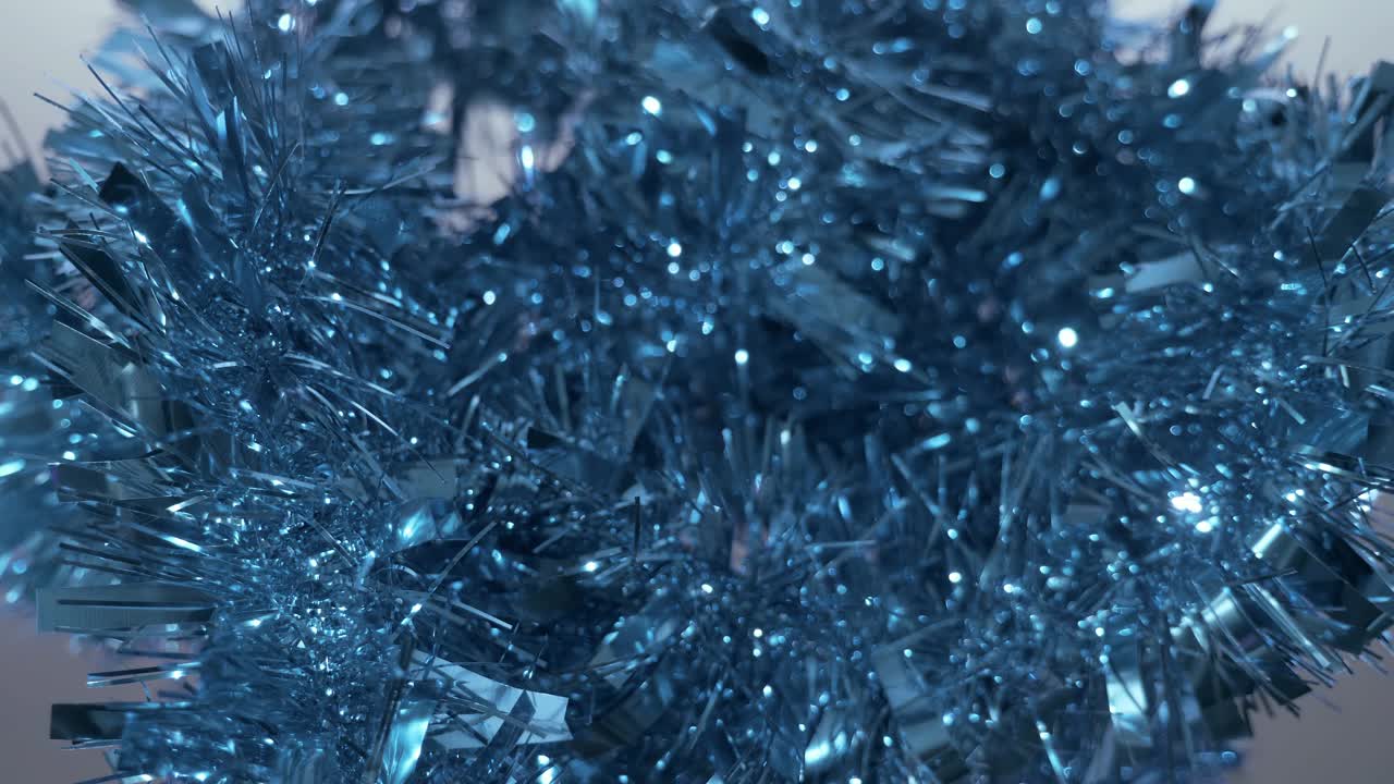 银蓝色的新年金属丝在阳光下闪闪发光视频下载