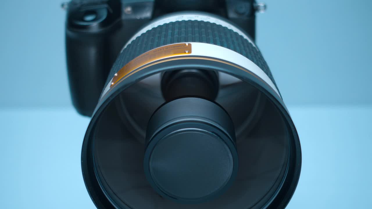 三脚架上的专业相机，配有强大的反光镜变焦镜头视频下载