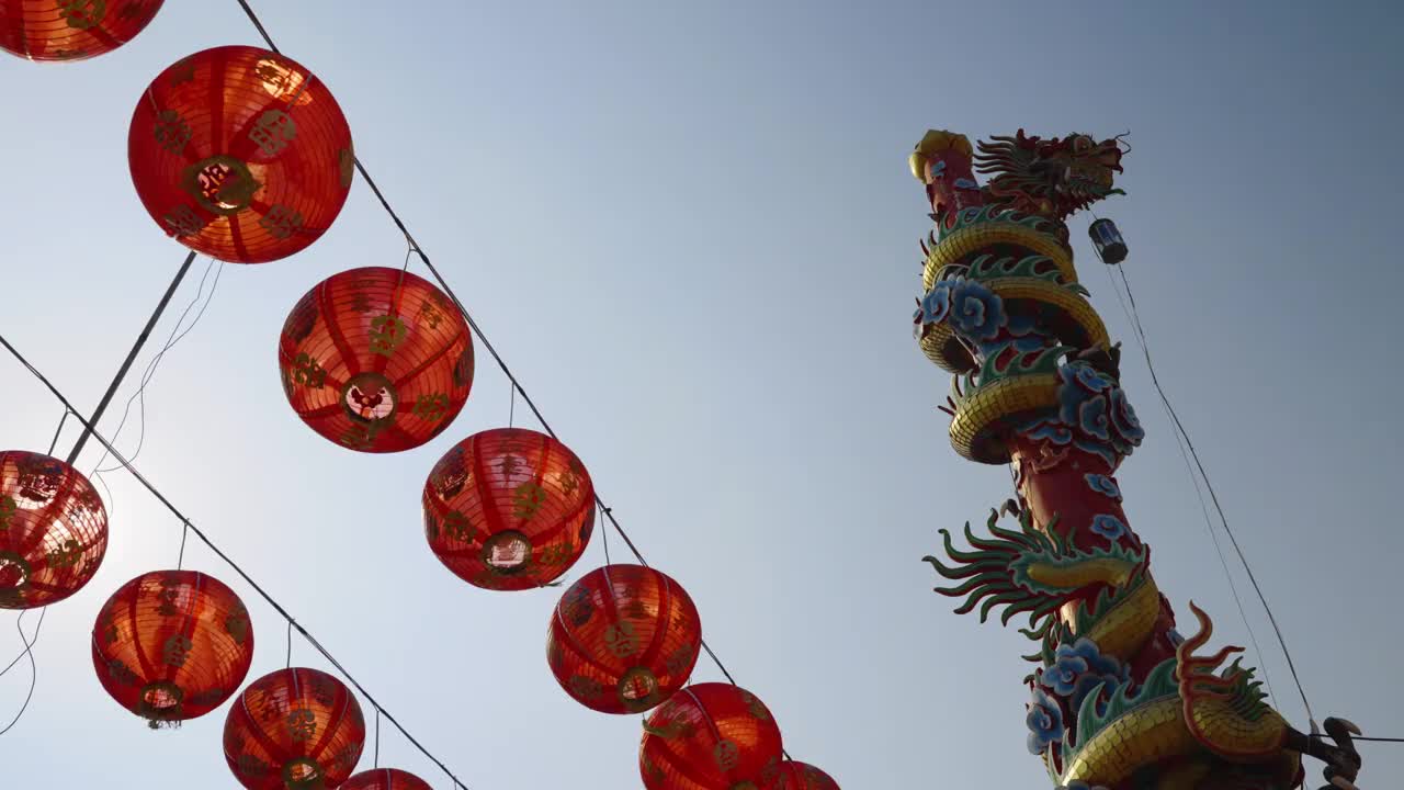 中国寺庙屋顶上的灯笼和龙。视频下载