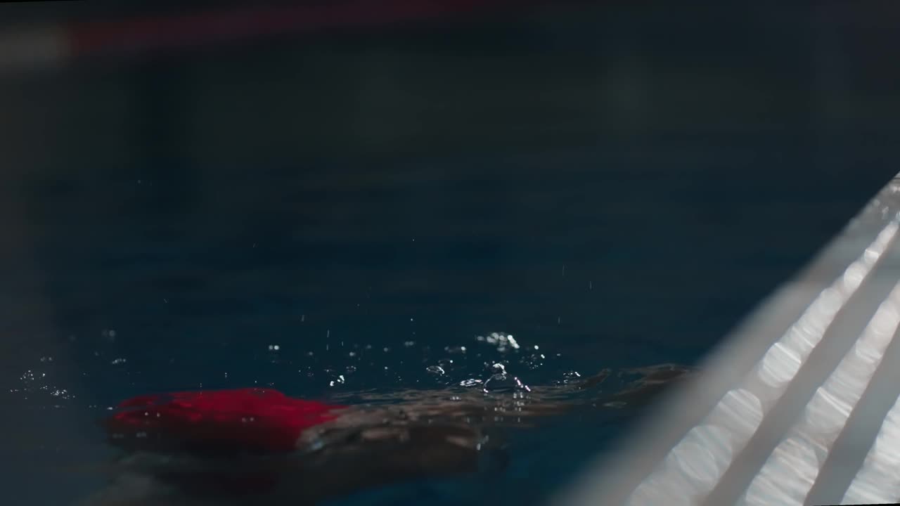 女游泳运动员在游泳池训练，年轻的成年女运动员从水深中浮出水面视频下载