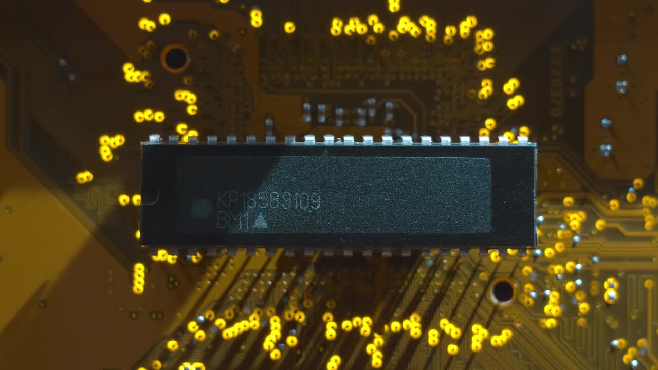 一种带有微芯片的印刷电路板，它能随光投射阴影视频下载