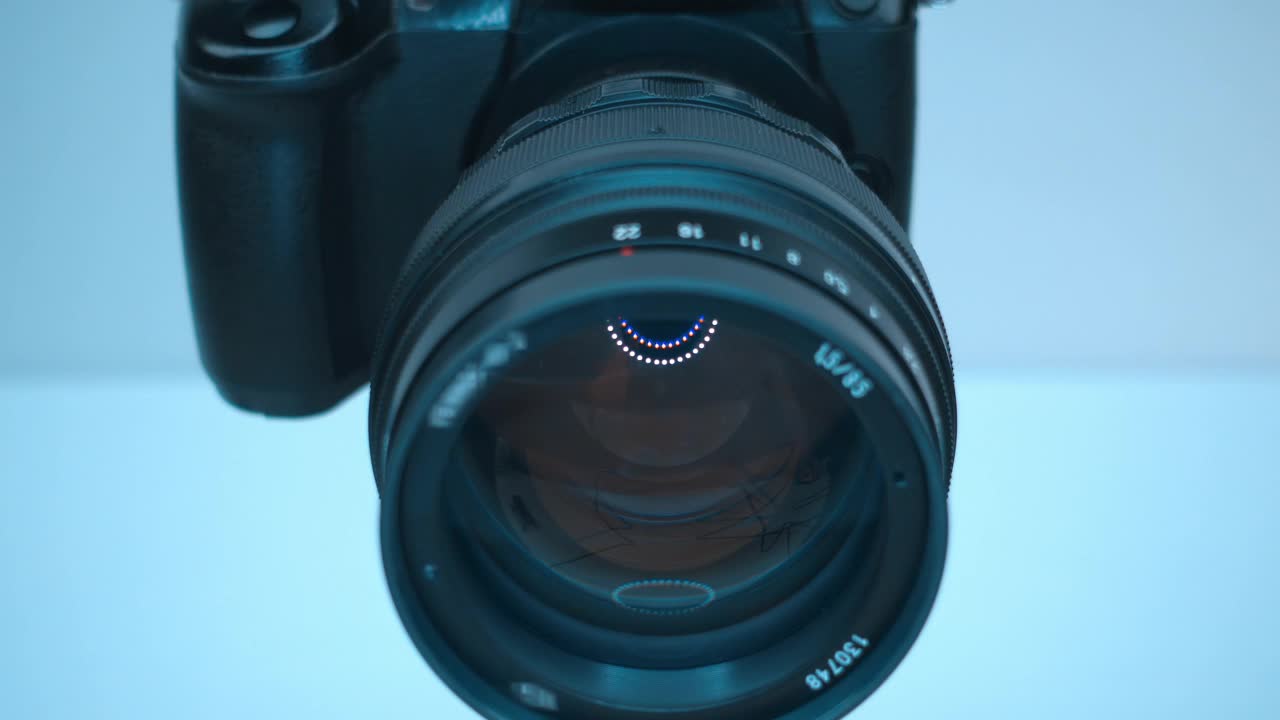 一个昂贵的镜头，光圈1.5，焦距85mm的相机视频下载