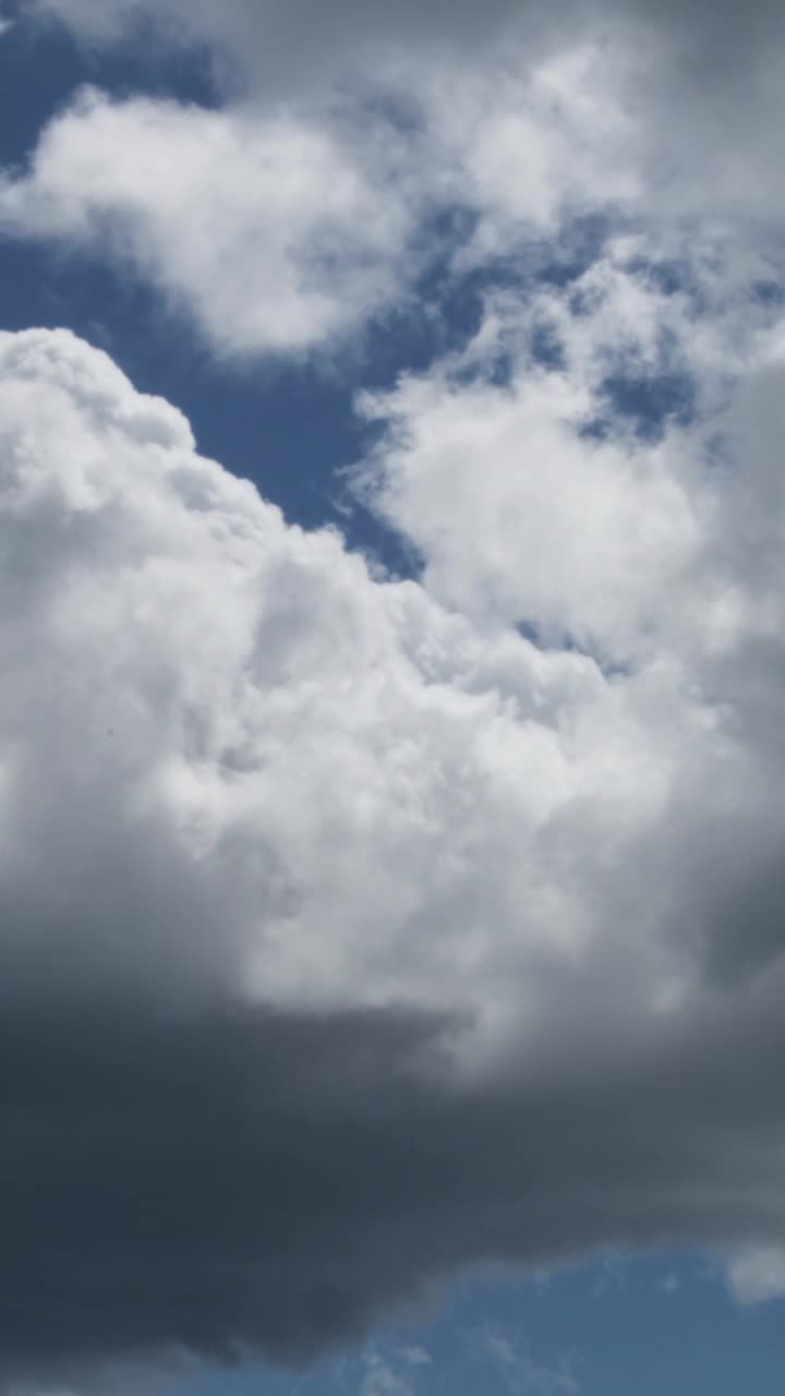 天空中的白云。延时，4K垂直视频下载