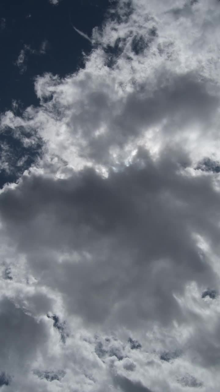 蓝天里的白云和太阳。延时，4K垂直视频下载