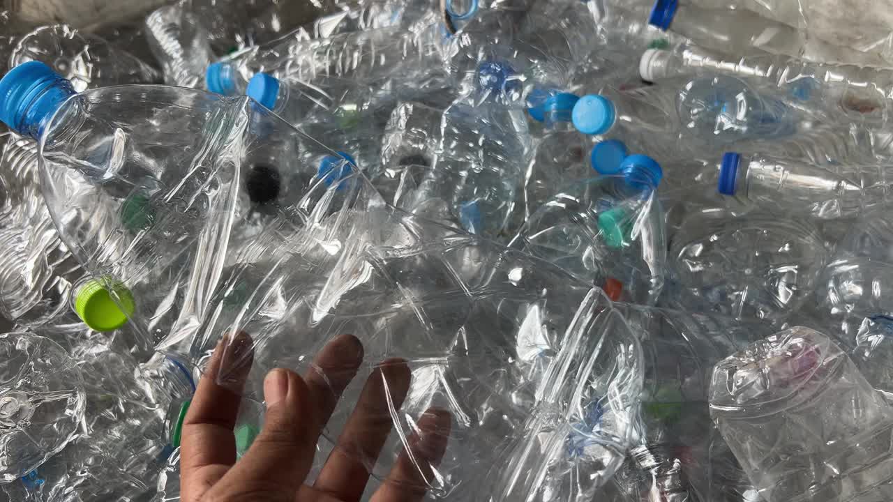 回收塑料瓶视频下载