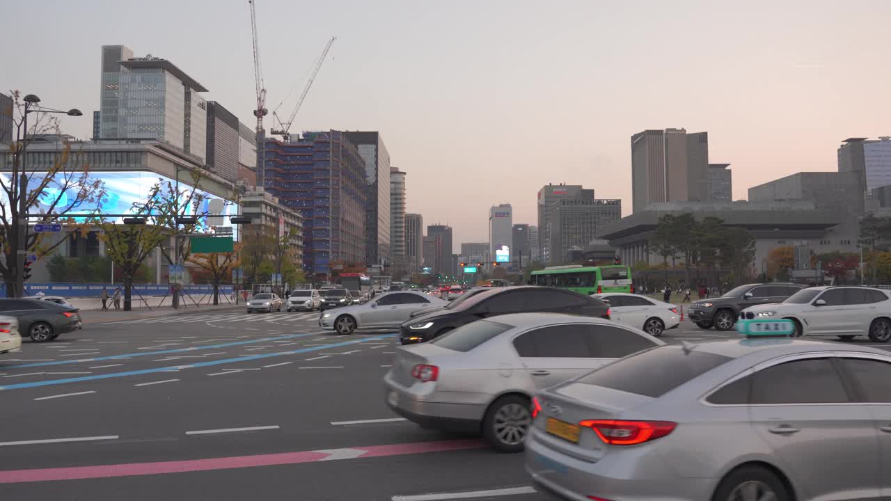 光化门广场的世宗大王雕像。韩国首尔视频下载