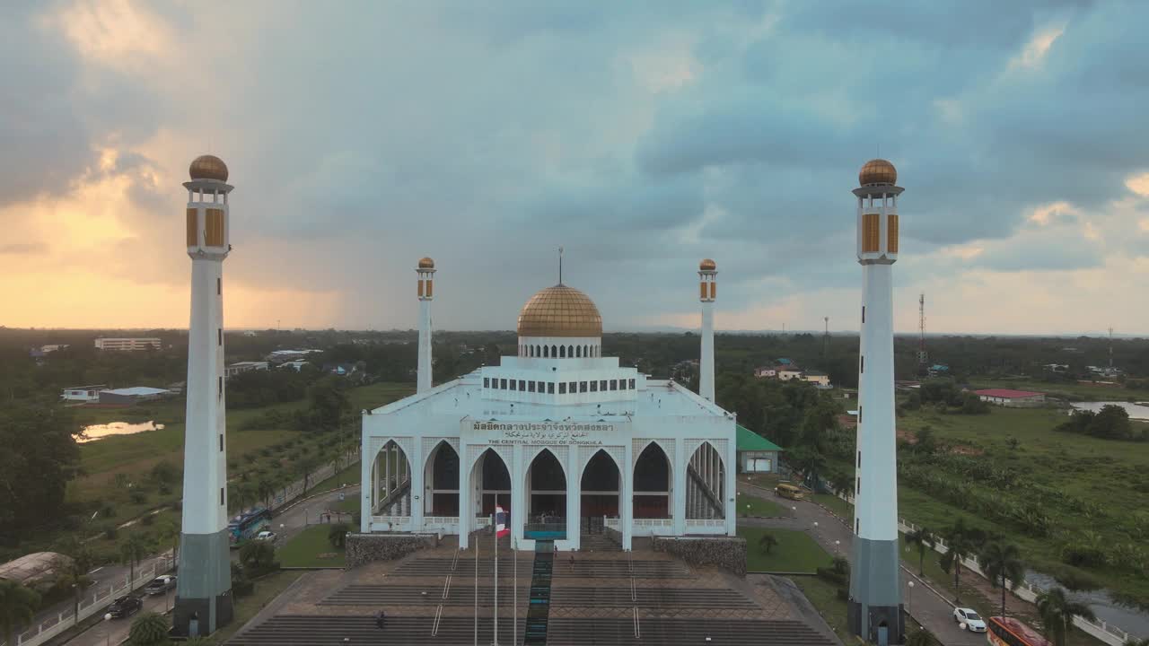 鸟瞰泰国南部宋卡省中央清真寺美丽的日落天空视频下载
