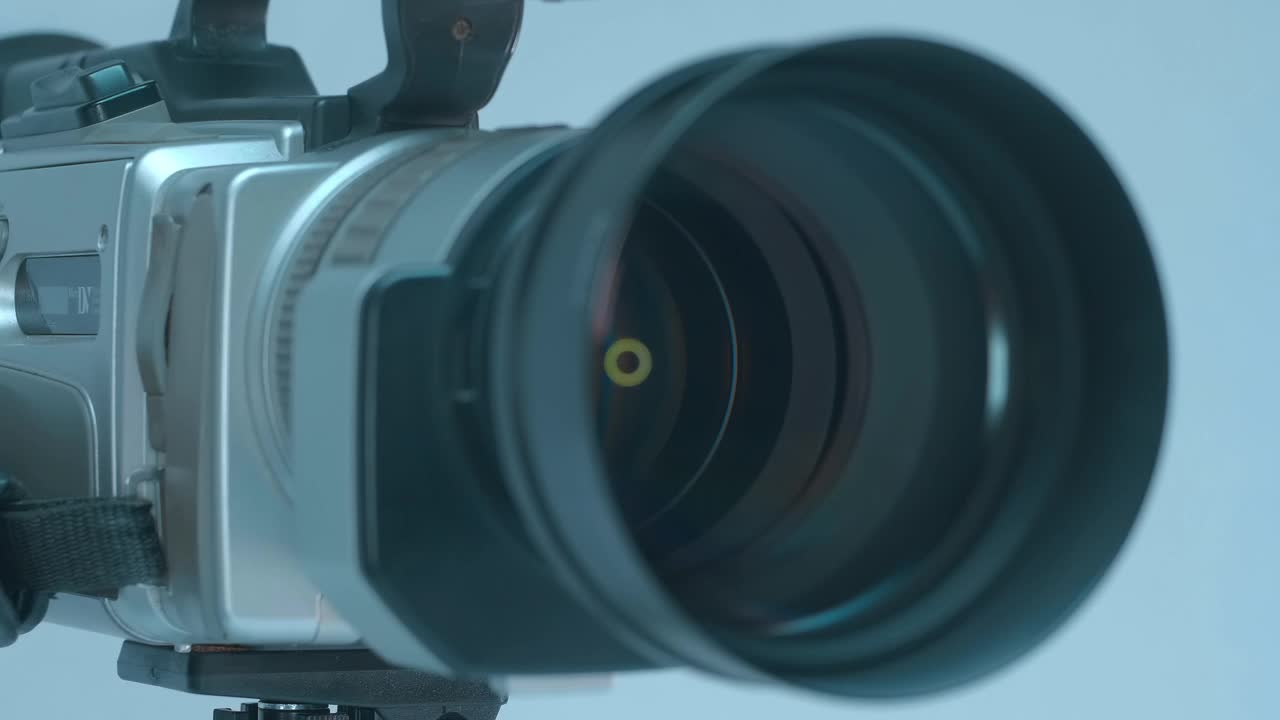 环形光在专业摄像机的变焦镜头中反射视频下载