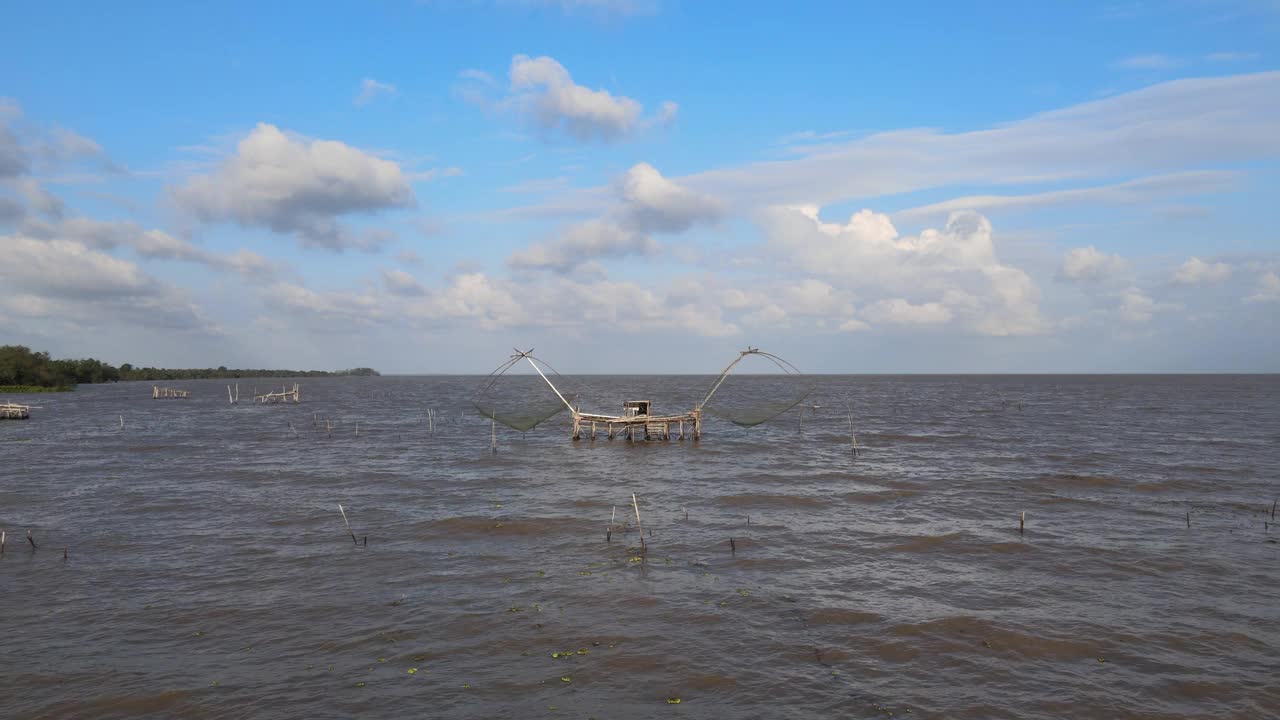 渔民们正在用渔网从湖中捕鱼，在帕塔隆，帕克普拉的Thale Noi视频下载