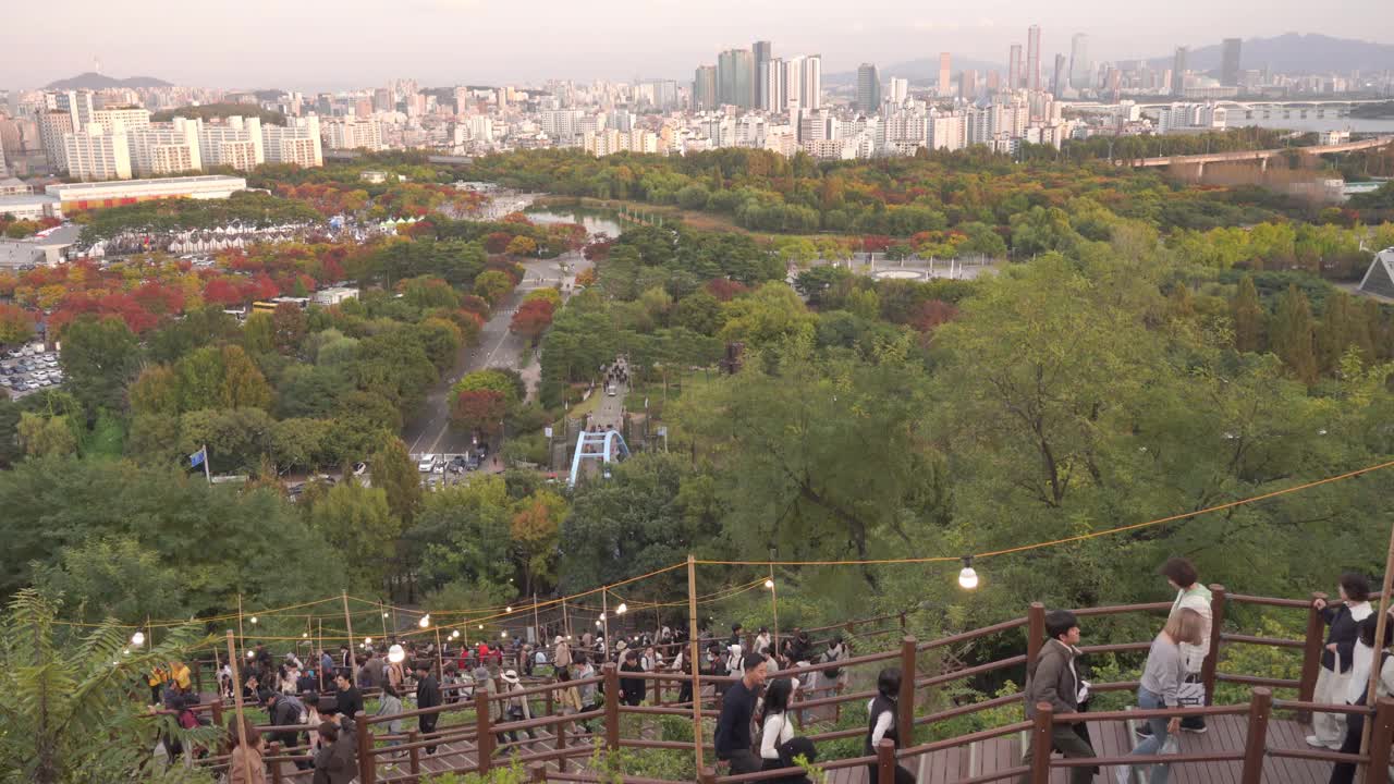 韩国首尔市中心Haneul公园后面的风景视频下载
