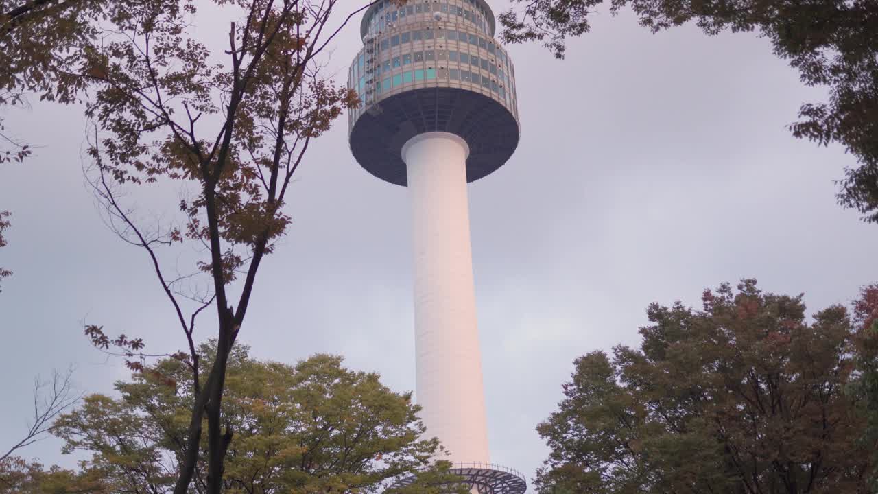 韩国首尔，秋叶中的南山塔和亭子视频下载