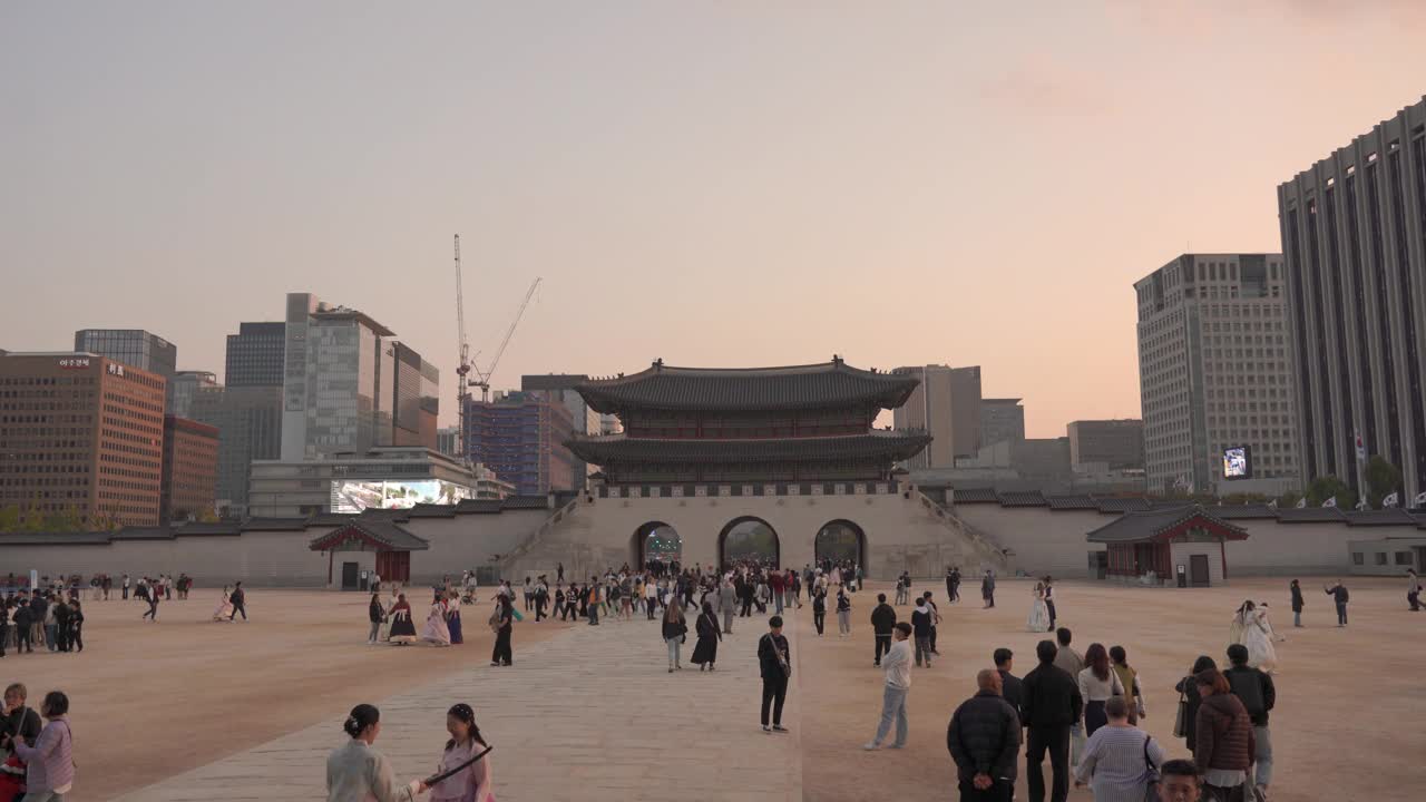 景福宫位于首尔市，是韩国首尔的地标性建筑视频下载