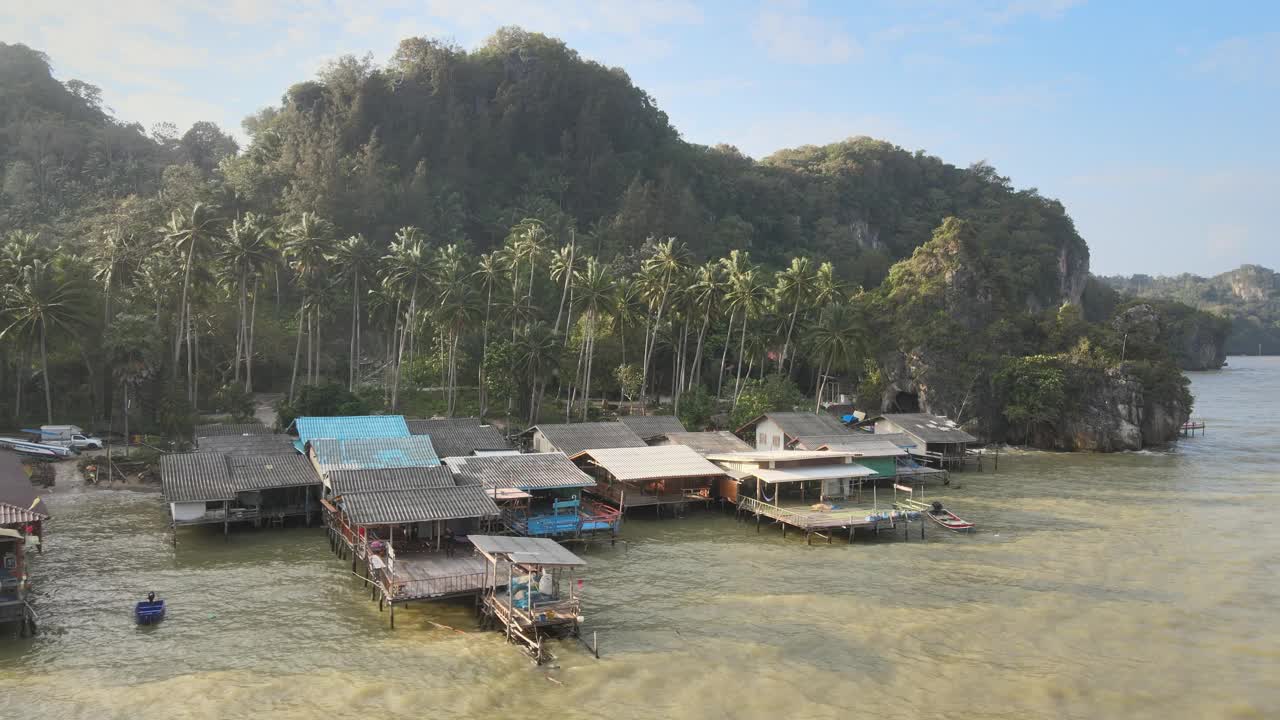 泰国春蓬的Ao Kram渔村鸟瞰图视频下载