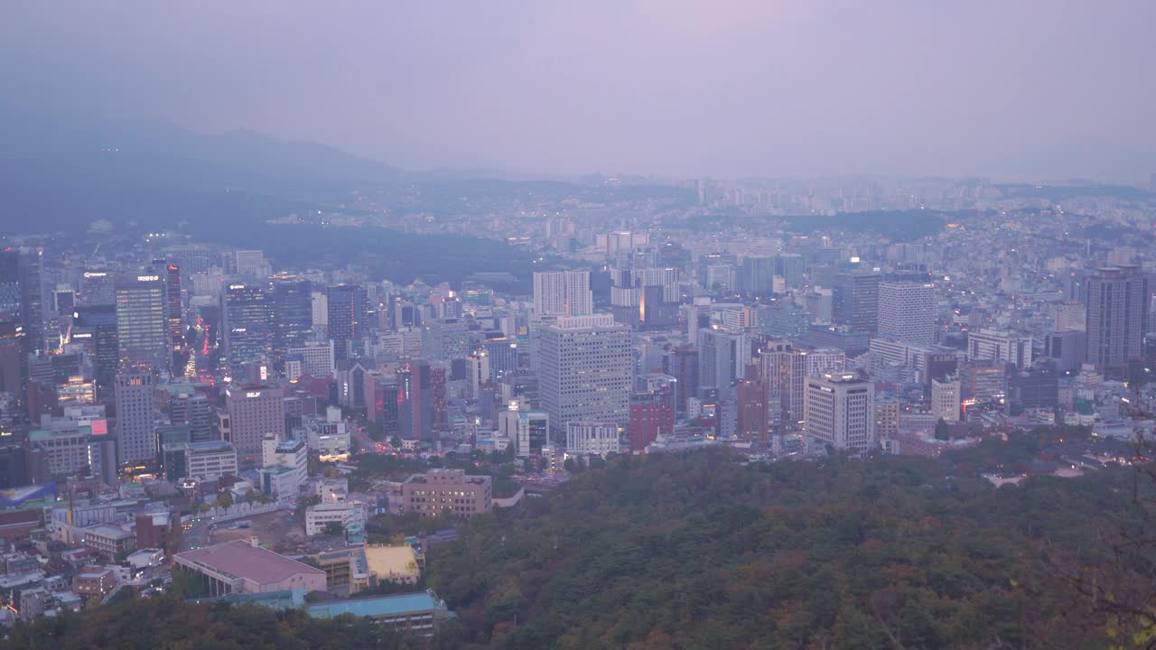 市中心的城市景观和韩国首尔的首尔市。视频下载