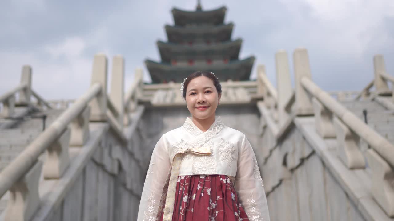 在韩国首尔景福宫，一名身穿韩国传统韩服的女游客。视频下载