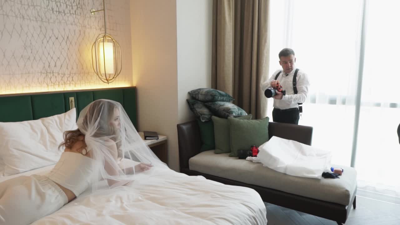 酒店房间里清晨新娘的后台照片。视频下载