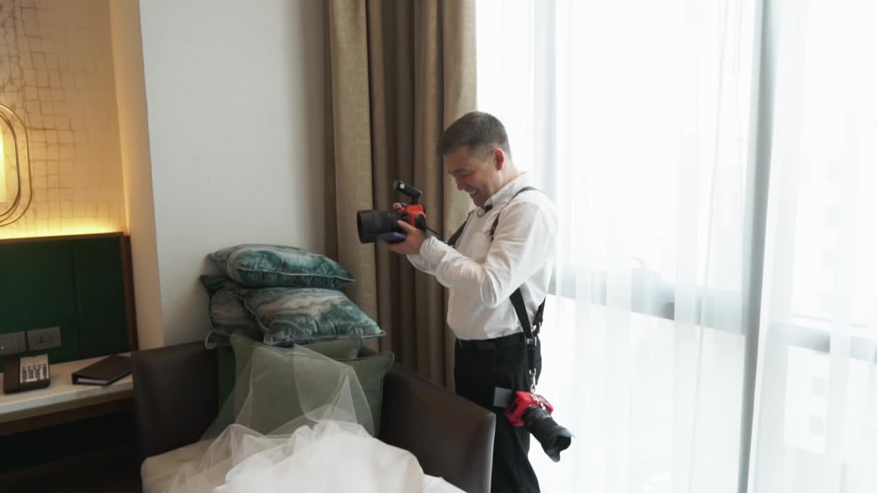 男摄影师在房间里拍照。视频素材