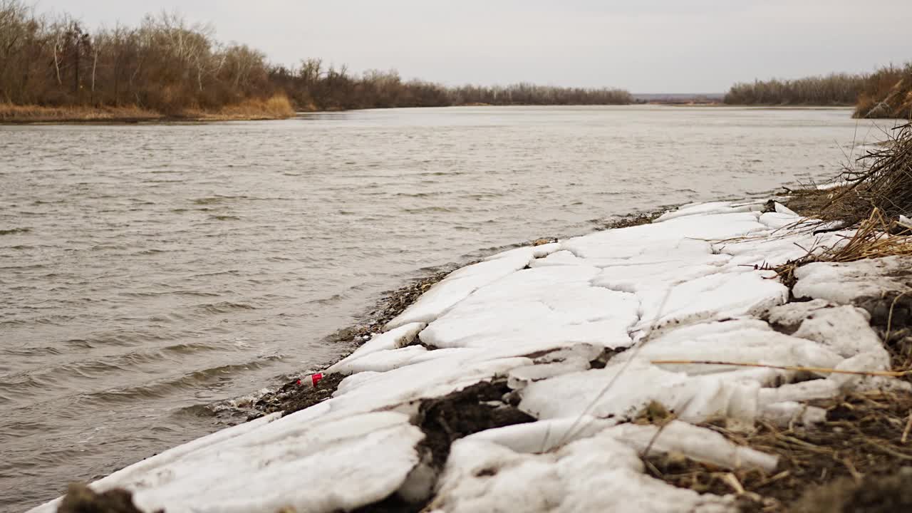 冬天的河岸上结满了冰。视频素材