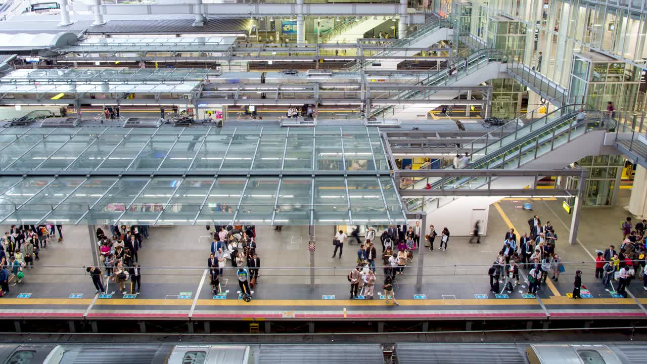 旅客在高峰时间在大阪车站上下火车视频下载