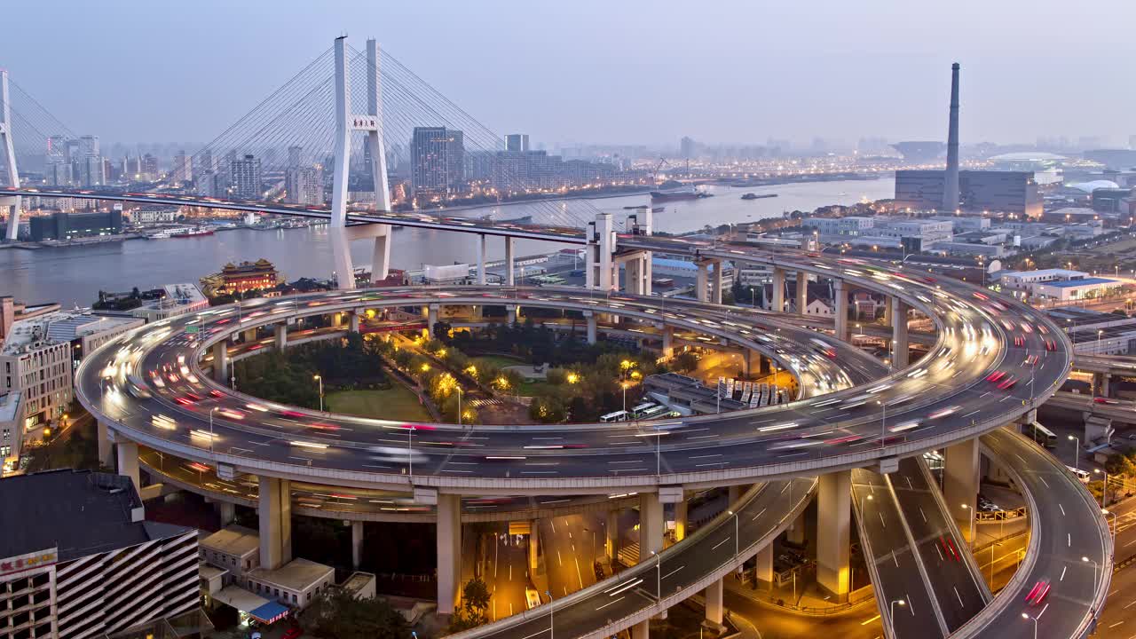 高峰时段交通在南浦大桥/上海周围盘旋视频下载