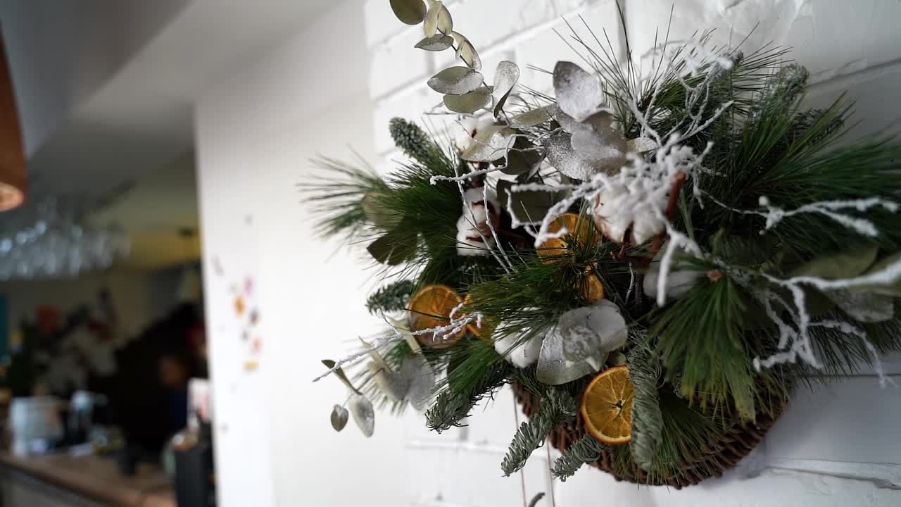 圣诞树上有花环的装饰品视频下载