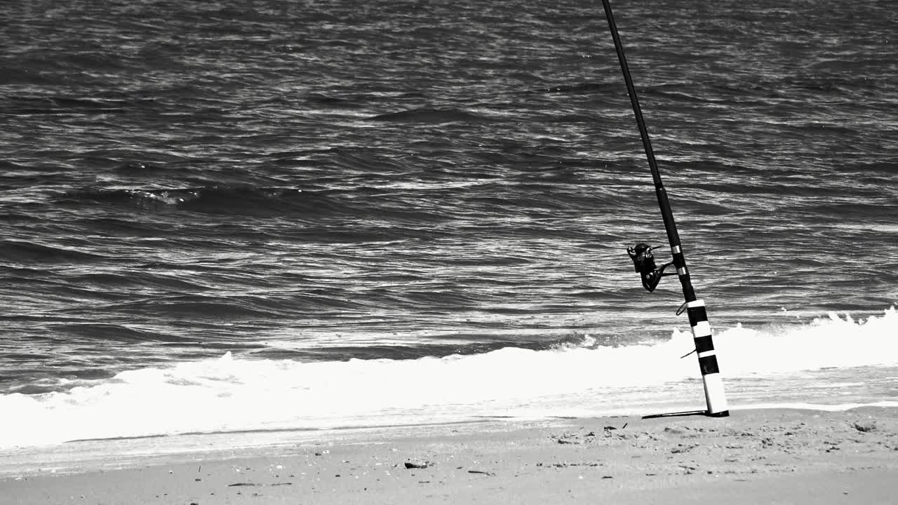 沙滩上的鱼竿伴着海浪视频下载