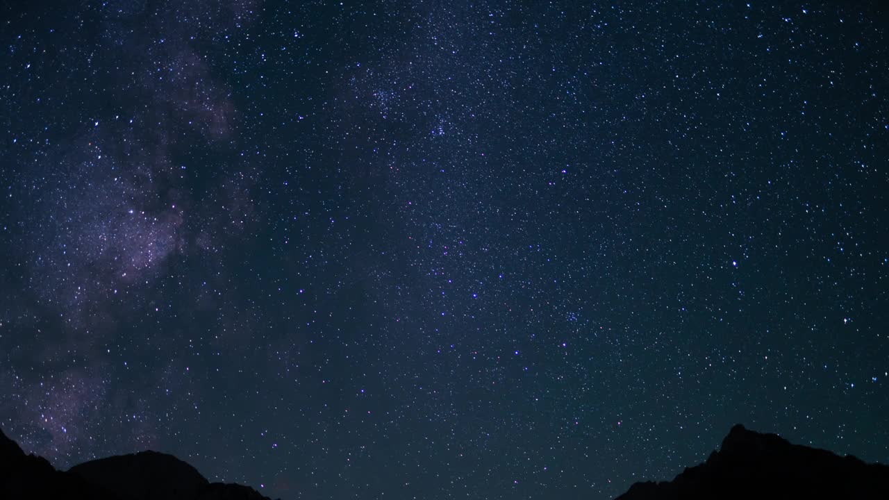 三角洲水瓶座流星雨和银河系西南50毫米的天空在惠特尼峰紫色山脉内华达州美国加利福尼亚州视频下载
