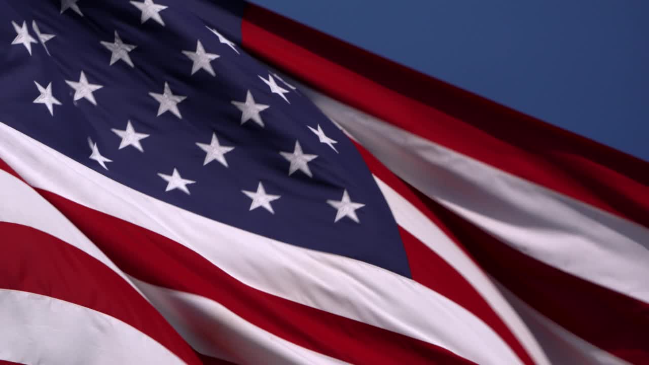 美国国旗的低角度特写视频下载