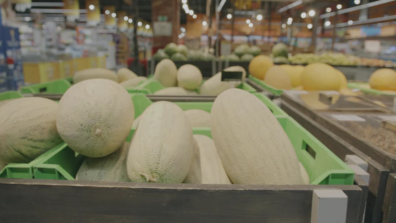 现代超市货架上的新鲜水果、蔬菜、瓜类特写视频下载