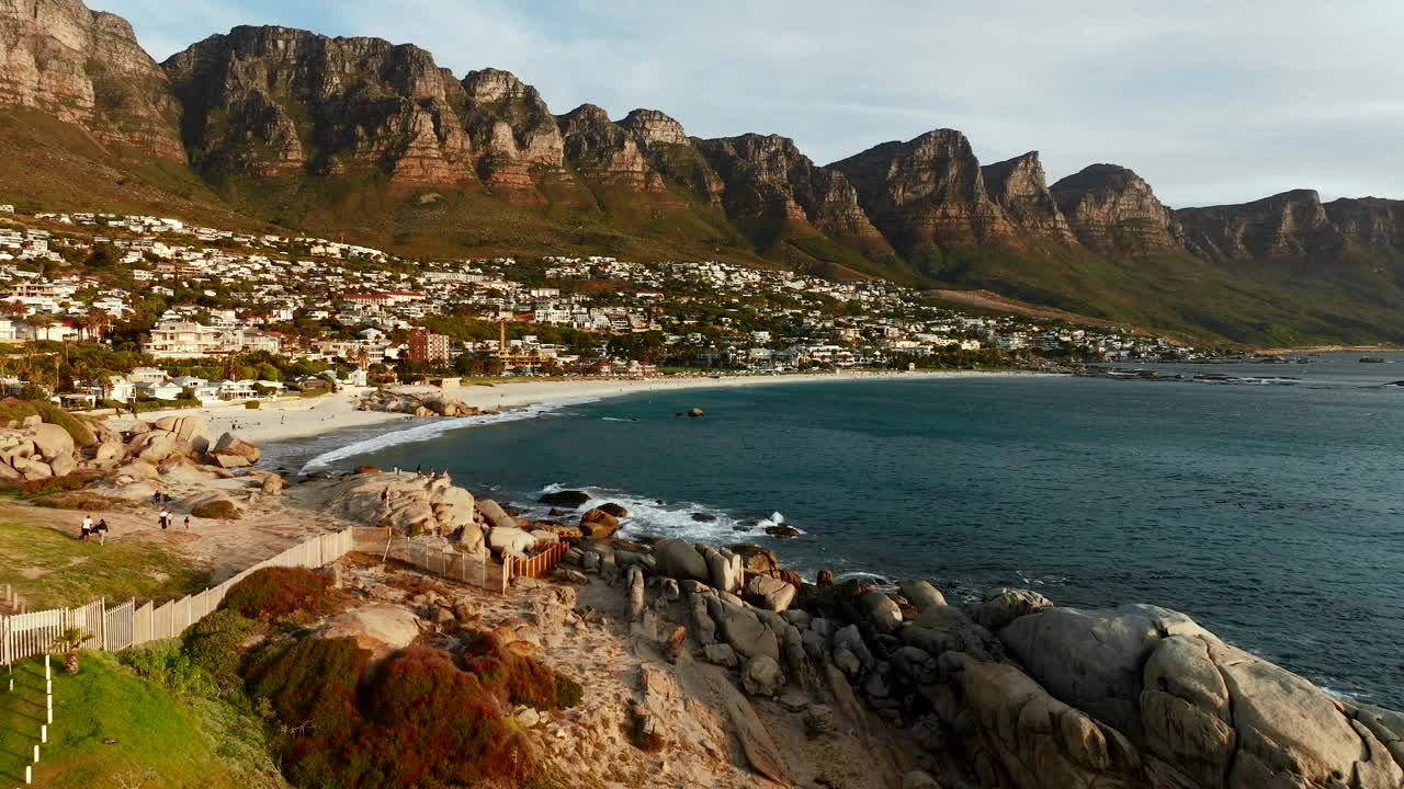 南非开普敦坎普斯湾海滩鸟瞰图-无人机4K剪辑视频下载