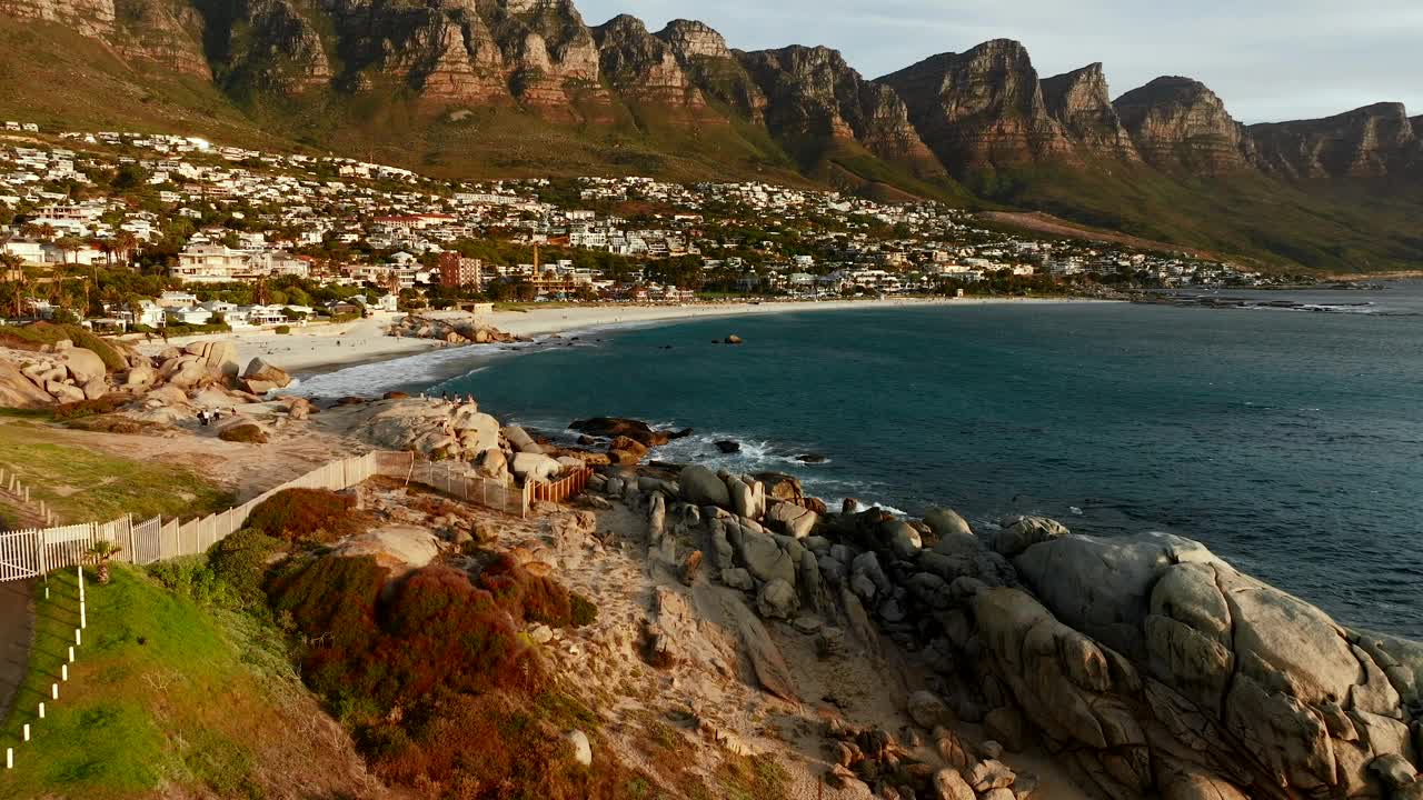 南非开普敦坎普斯湾海滩鸟瞰图-无人机4K剪辑视频下载
