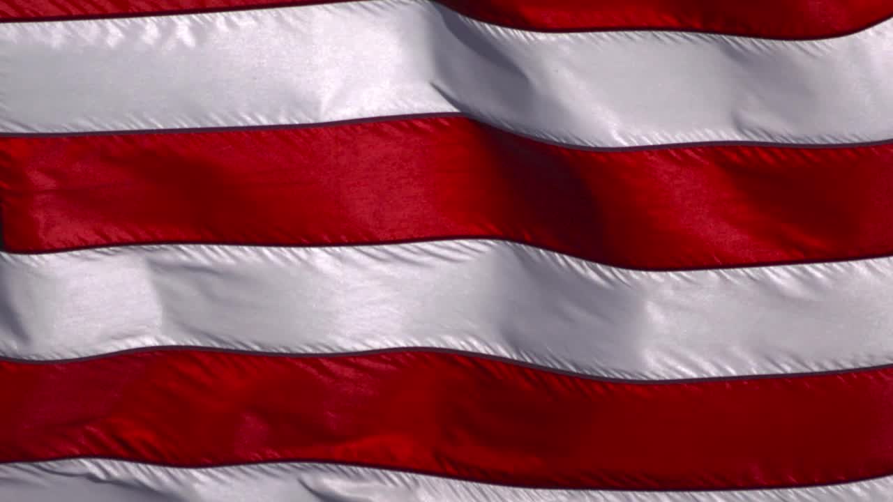 美国国旗上的红白条纹只在风中飘扬视频下载