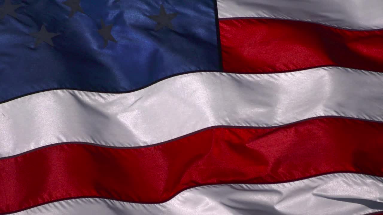 美国国旗特写从后面点燃在强风吹视频下载