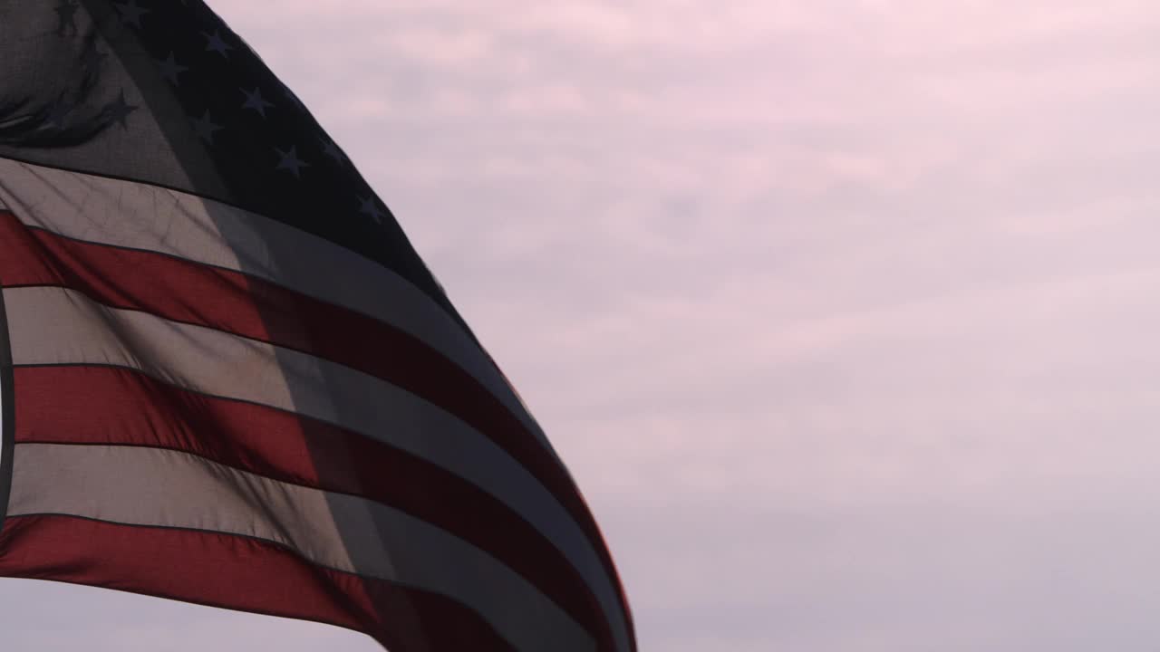 美国国旗，背光和挥舞接近一天的结束视频下载
