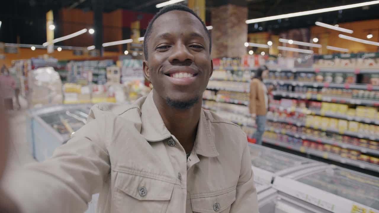 非裔美国人的肖像，展示超市里的杂货在网上视频通话视频下载