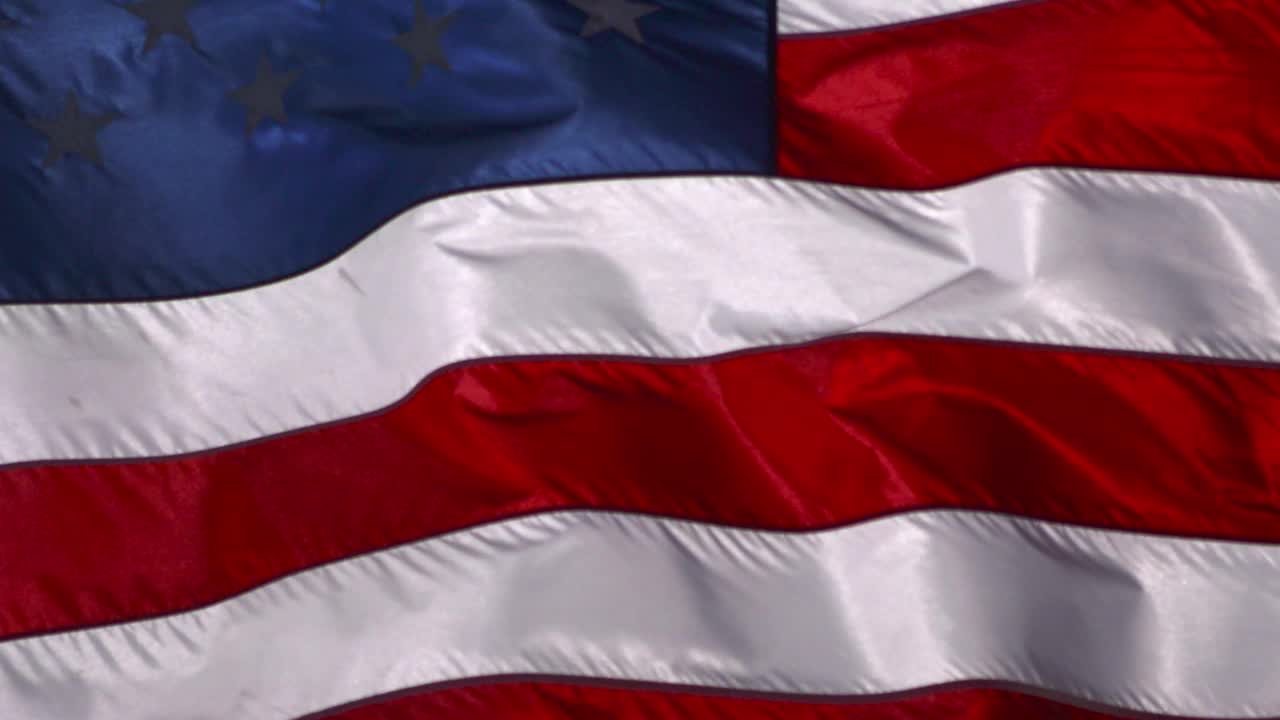 美国国旗从左向右平移的极端特写视频下载