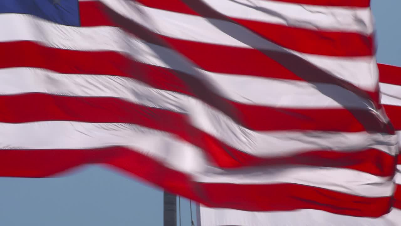 两面美国国旗并排在风中飘扬视频下载