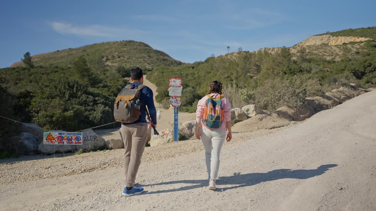 游客在葡萄牙塞辛布拉的自然小径上视频下载