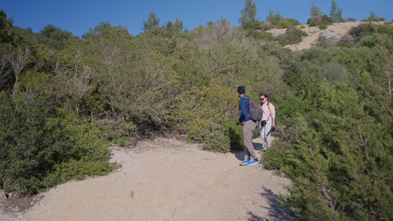 Turistas na trilha na natureza em Sesimbra，葡萄牙视频下载