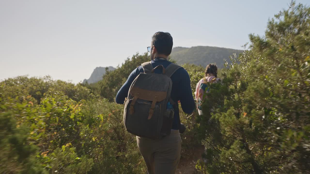 Turistas na trilha na natureza em Sesimbra，葡萄牙视频下载