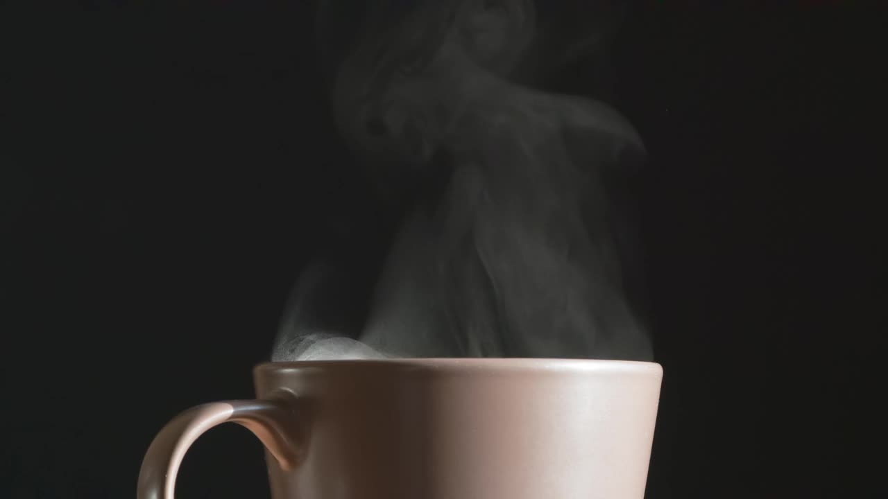 棕色咖啡杯上的芳香蒸汽视频下载