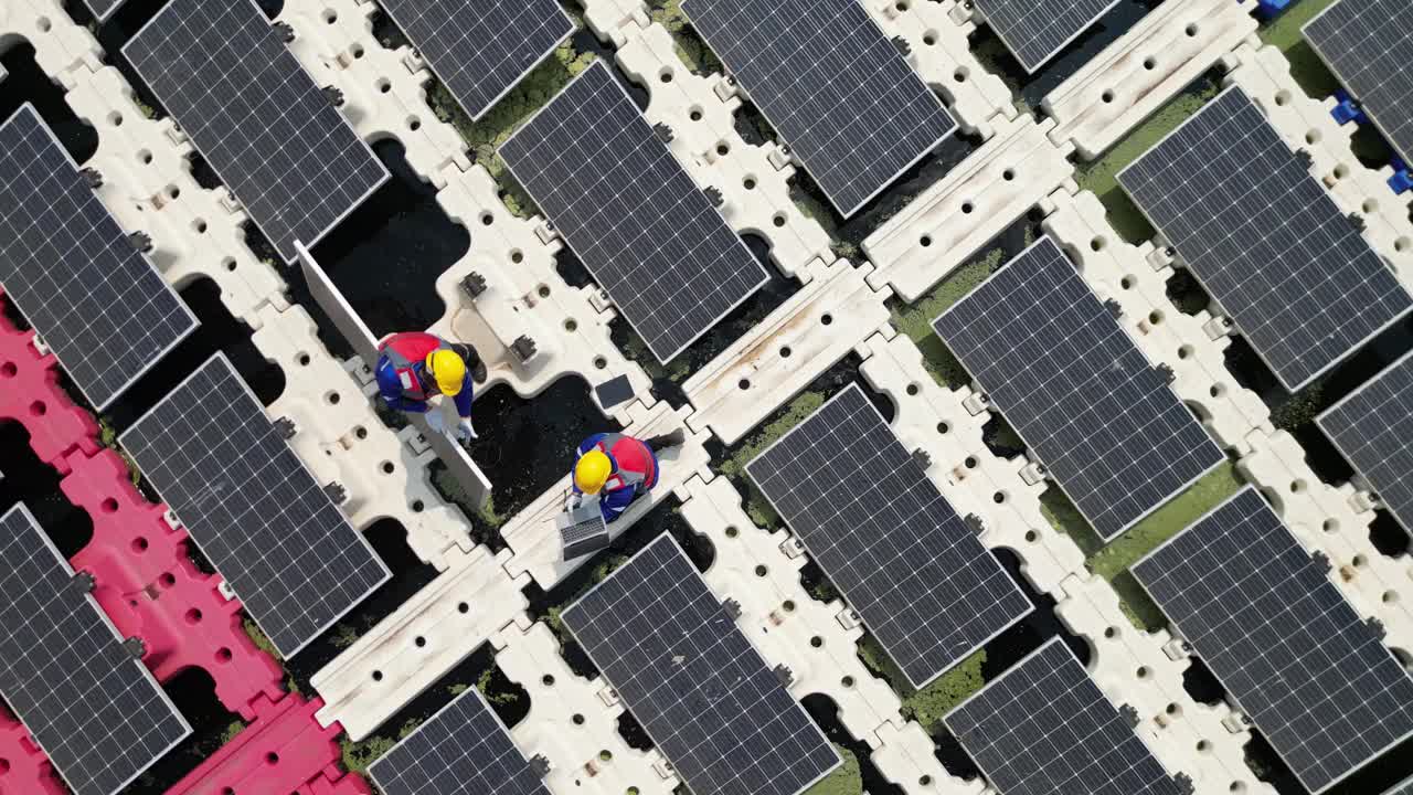 男工人正在修理水上漂浮的太阳能电池板。工程师在现场建造浮动太阳能电池板。未来生活的清洁能源。工业可再生能源的绿色动力。视频下载