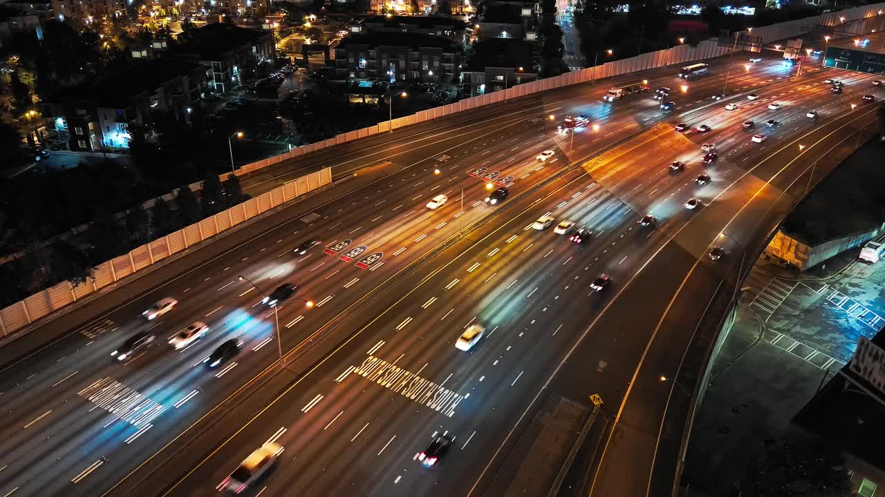 通往夜晚首都核心的发光道路:有汽车交通的照明高速公路。亚特兰大的夜生活。鸟瞰图。航空镜头与静态相机运动视频下载