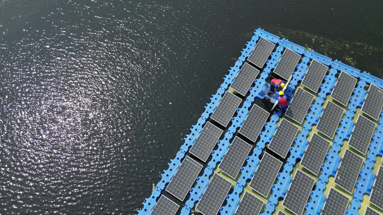 男工人正在修理水上漂浮的太阳能电池板。工程师在现场建造浮动太阳能电池板。未来生活的清洁能源。工业可再生能源的绿色动力。视频素材