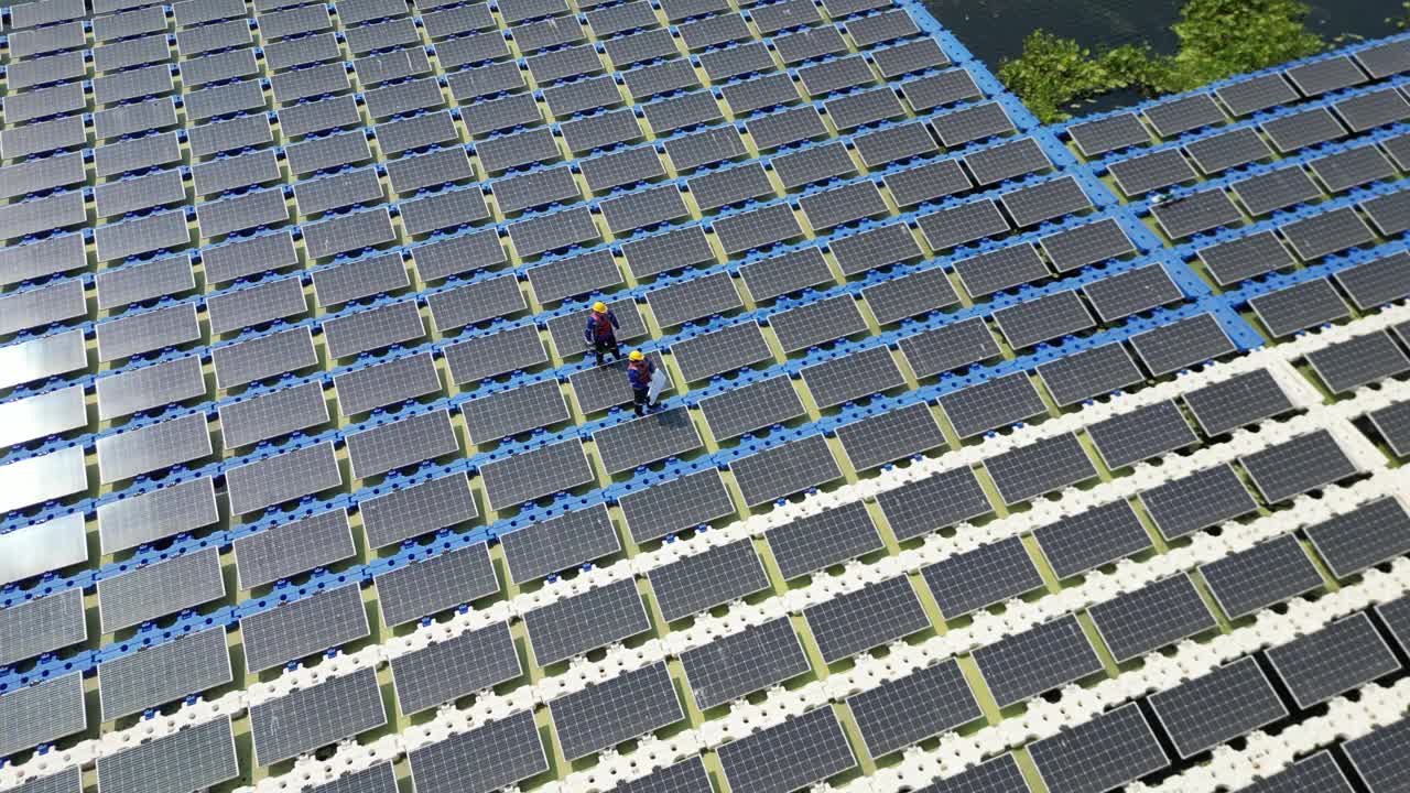 男工人正在修理水上漂浮的太阳能电池板。工程师在现场建造浮动太阳能电池板。未来生活的清洁能源。工业可再生能源的绿色动力。视频素材