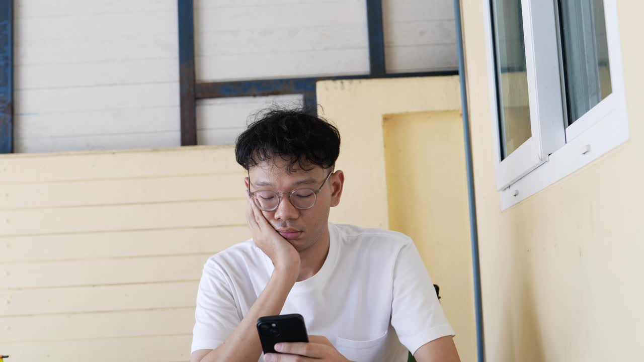 亚洲年轻人用智能手机庆祝视频下载